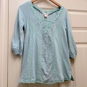 Top 3/4 sleeve. Dark mint green.